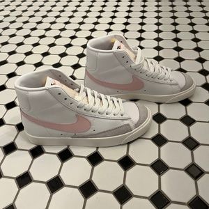 Nike Women’s Blazer Mid ‘77 Vintage White/Pink Foam